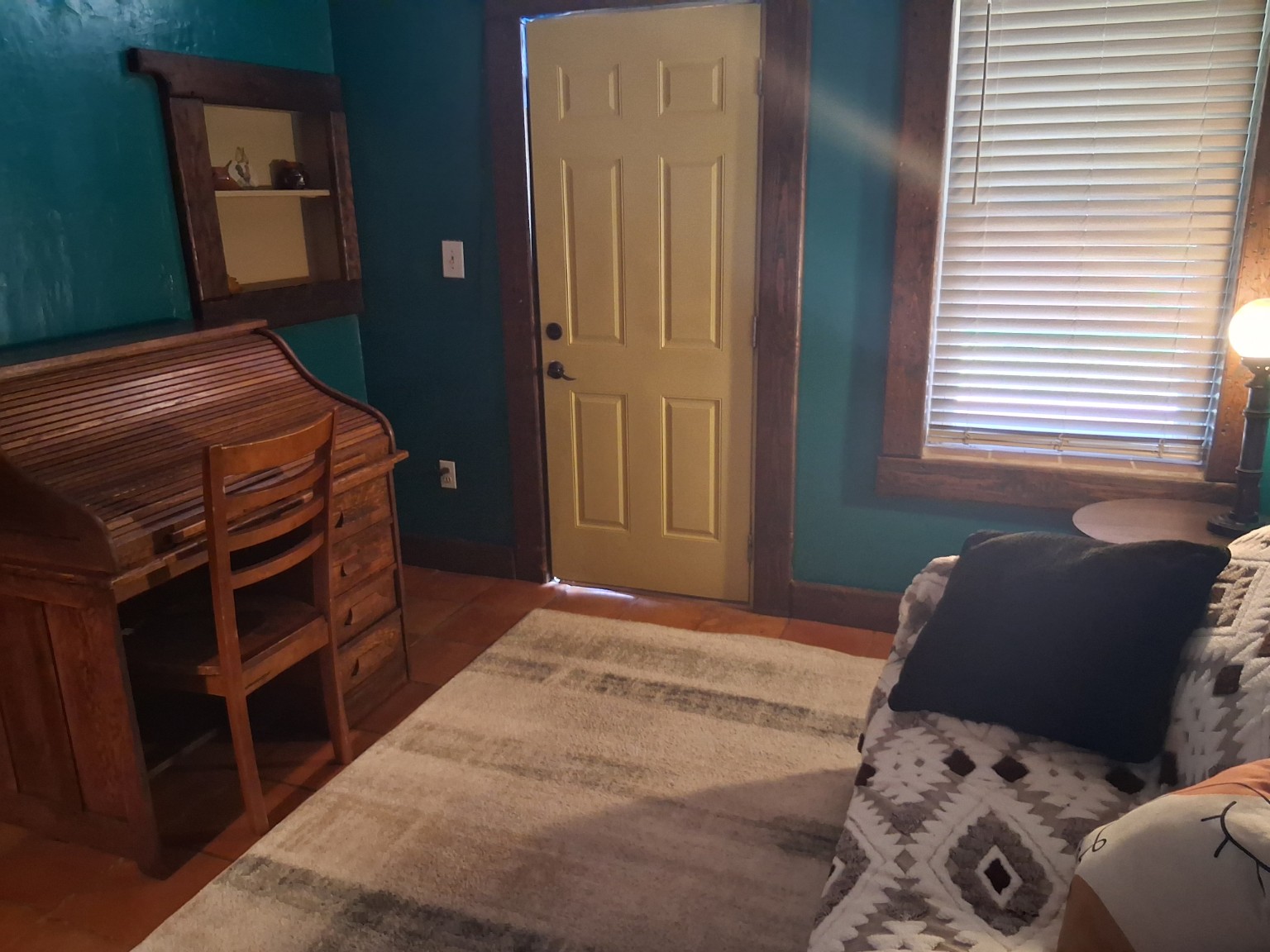 Extra sleeping area with futon and writing desk