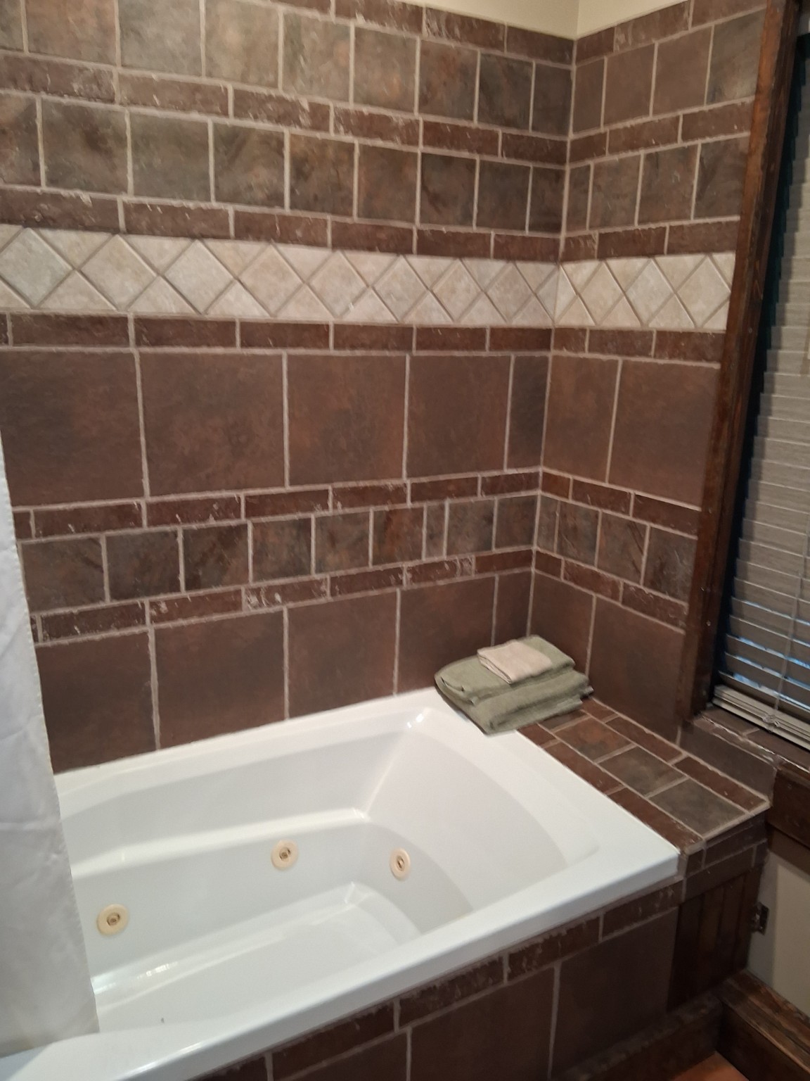 Tiled bathroom with Jacuzzi tub